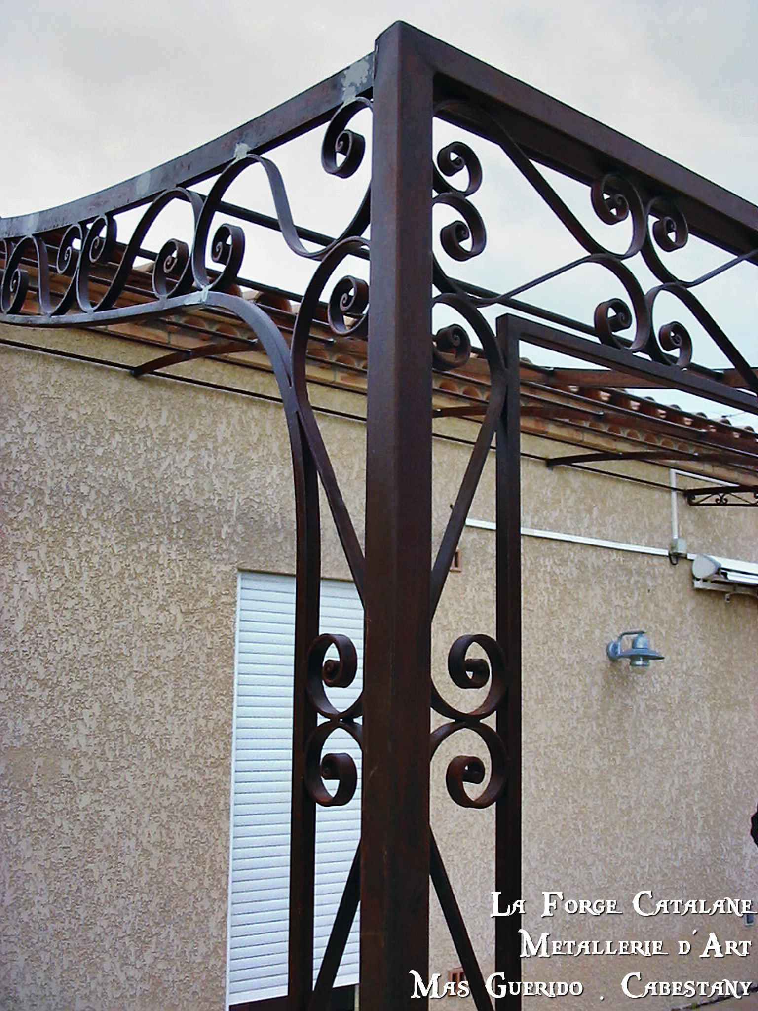 Pergola demi chapeau gendarme frise volute sur pieds fer forge catalane cabestany (3).jpg